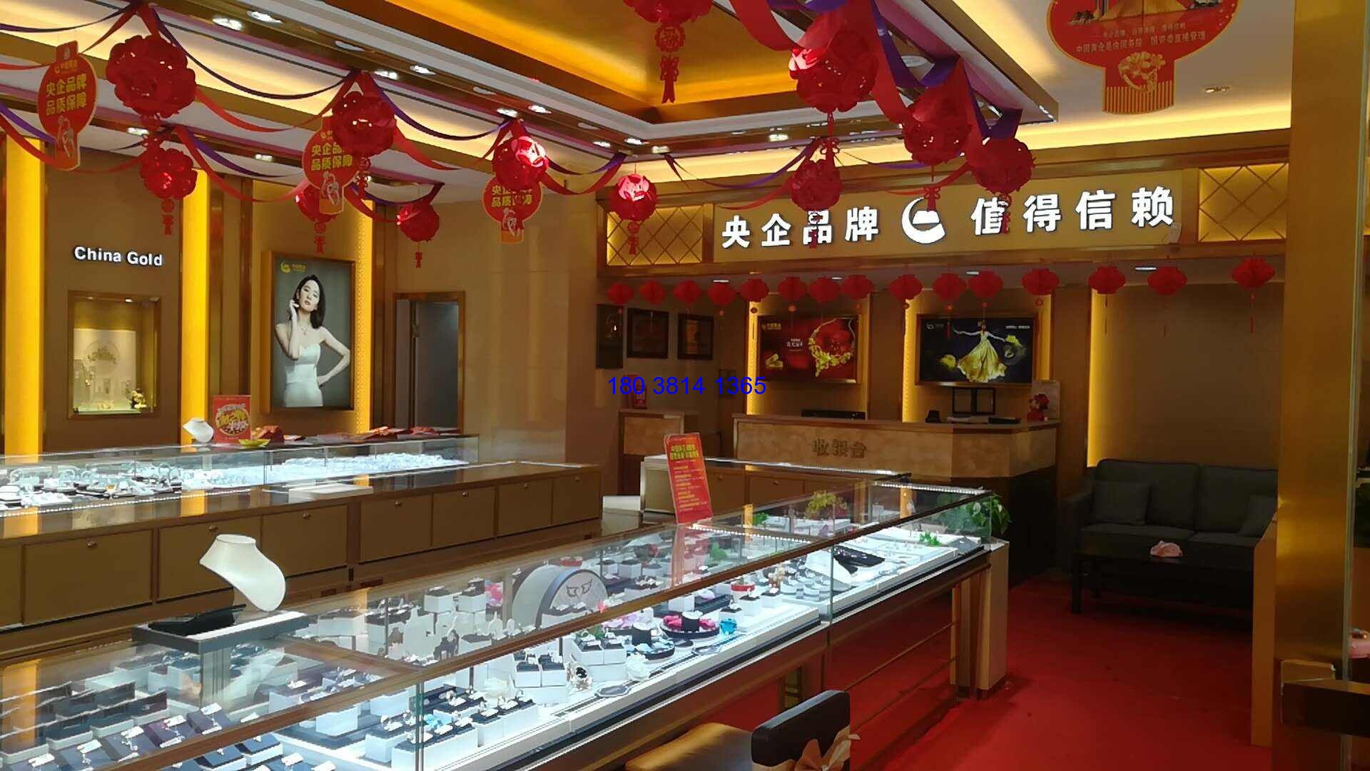 深圳LED透明屏廠家走進(jìn)中國(guó)黃金旗艦店